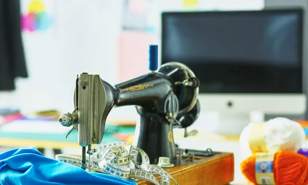 Ρετρό ράβοντας μηχανή επιφάνεια εργασίας ρούχα σχεδιαστών — Φωτογραφία Αρχείου