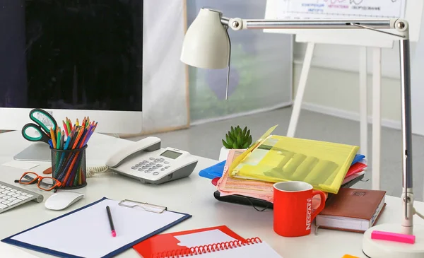 Рабочее место с ноутбуком Удобный рабочий стол в офисе — стоковое фото
