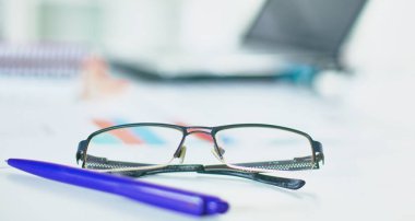 Çalışma alanı ile dizüstü dizüstü rahat çalışma tablosu ofis windows ve Şehir Manzaralı