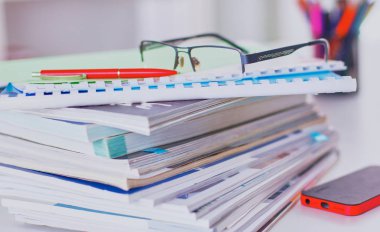 Çalışma alanı ile dizüstü dizüstü rahat çalışma tablosu ofis windows ve Şehir Manzaralı