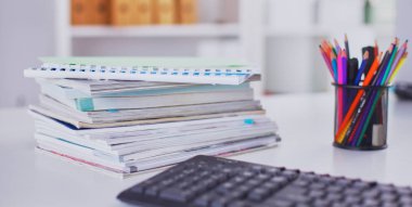 Çalışma alanı ile dizüstü dizüstü rahat çalışma tablosu ofis windows ve Şehir Manzaralı