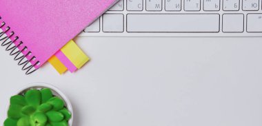 Çalışma alanı ile dizüstü dizüstü rahat çalışma tablosu ofis windows ve Şehir Manzaralı