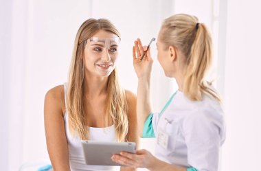 enjeksiyon alma kadın. Güzellik enjeksiyonları ve kozmetik