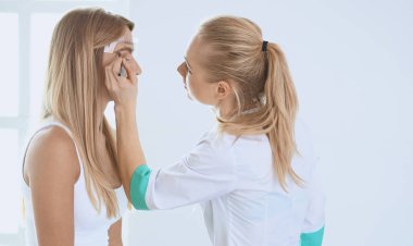 enjeksiyon alma kadın. Güzellik enjeksiyonları ve kozmetik