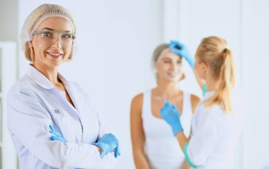 enjeksiyon alma kadın. Güzellik enjeksiyonları ve kozmetik