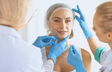 enjeksiyon alma kadın. Güzellik enjeksiyonları ve kozmetik