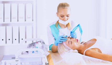 enjeksiyon alma kadın. Güzellik enjeksiyonları ve kozmetik