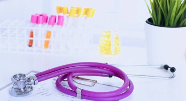 bir doktor ofisi ile bir stetoskop ön planda ve arka planda hapları bir şişeyle Resepsiyon closeup