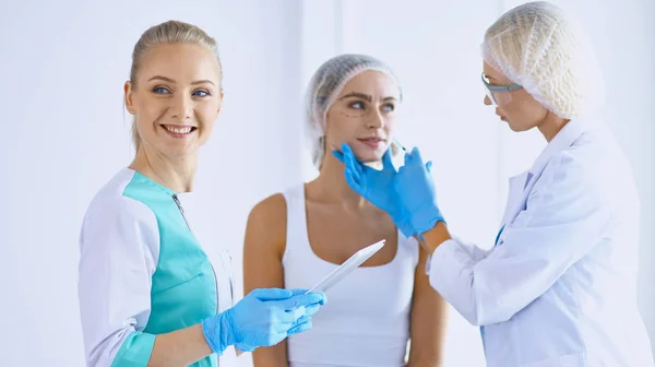 Женщине делают укол. инъекции красоты и косметология — стоковое фото