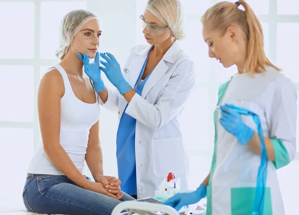 enjeksiyon alma kadın. Güzellik enjeksiyonları ve kozmetik