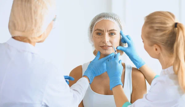 Mujer recibiendo la inyección. inyecciones de belleza y cosmetología —  Fotos de Stock
