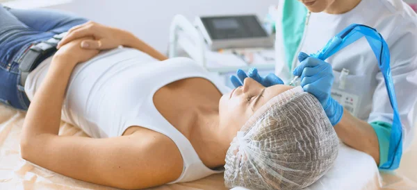 Mujer recibiendo la inyección. inyecciones de belleza y cosmetología — Foto de Stock