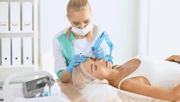 Mujer recibiendo la inyección. inyecciones de belleza y cosmetología — Foto de Stock