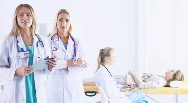 Attraente medico donna di fronte al gruppo medico — Foto Stock