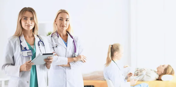 Attraente medico donna di fronte al gruppo medico — Foto Stock