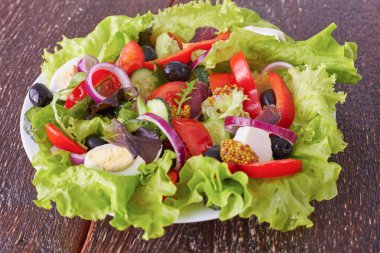 bir tabloda, seçici odak bir tabak içinde taze sebze salatası