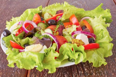 bir tabloda, seçici odak bir tabak içinde taze sebze salatası