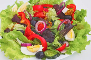 bir tabloda, seçici odak bir tabak içinde taze sebze salatası