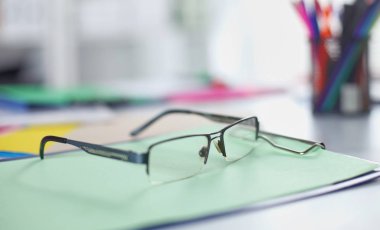 Çalışma alanı ile dizüstü dizüstü rahat çalışma tablosu ofis windows ve Şehir Manzaralı