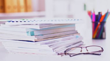 Çalışma alanı ile dizüstü dizüstü rahat çalışma tablosu ofis windows ve Şehir Manzaralı