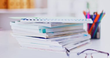 Çalışma alanı ile dizüstü dizüstü rahat çalışma tablosu ofis windows ve Şehir Manzaralı