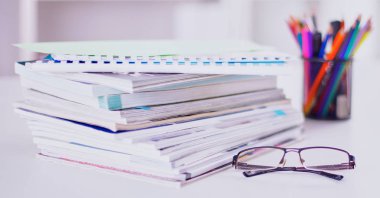 Çalışma alanı ile dizüstü dizüstü rahat çalışma tablosu ofis windows ve Şehir Manzaralı
