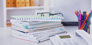 Çalışma alanı ile dizüstü dizüstü rahat çalışma tablosu ofis windows ve Şehir Manzaralı