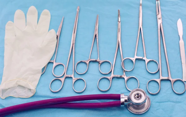 Instrumen bedah dan alat-alat termasuk pisau bedah, forsep dan pinset diatur di atas meja untuk operasi — Stok Foto