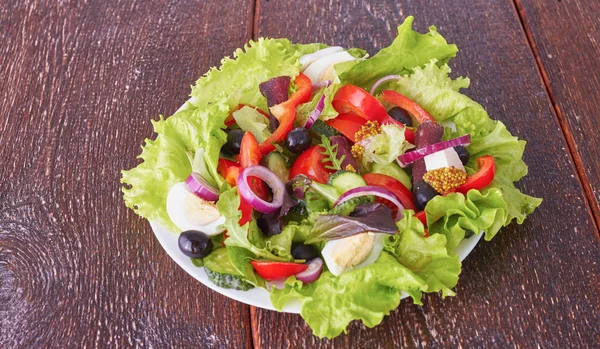 Insalata da verdure fresche in un piatto su un tavolo, un centro selettivo — Foto Stock