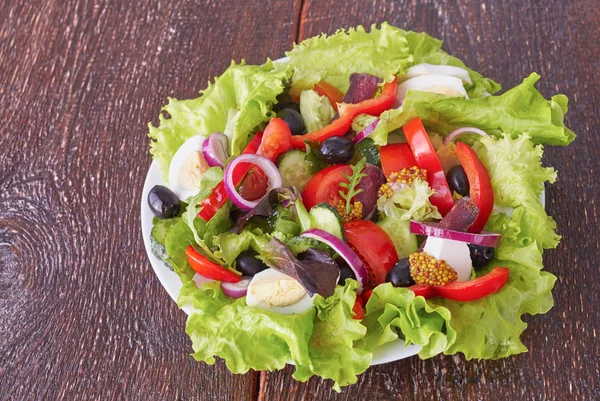 bir tabloda, seçici odak bir tabak içinde taze sebze salatası