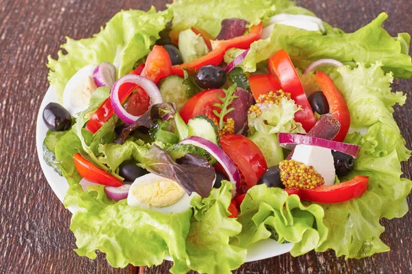 Insalata da verdure fresche in un piatto su un tavolo, un centro selettivo — Foto Stock