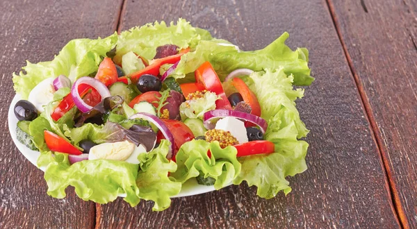 bir tabloda, seçici odak bir tabak içinde taze sebze salatası