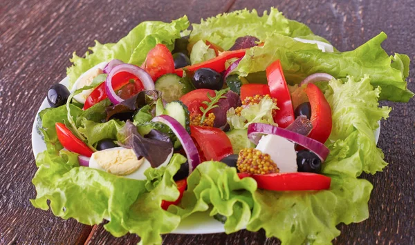 Egy tányérra egy asztalra, szelektív összpontosít friss zöldség saláta — Stock Fotó
