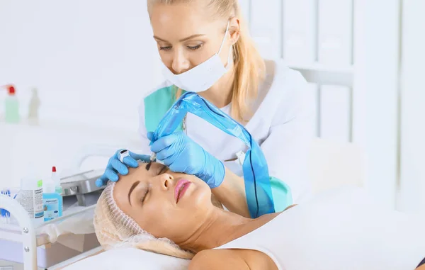 Mujer recibiendo la inyección. inyecciones de belleza y cosmetología — Foto de Stock