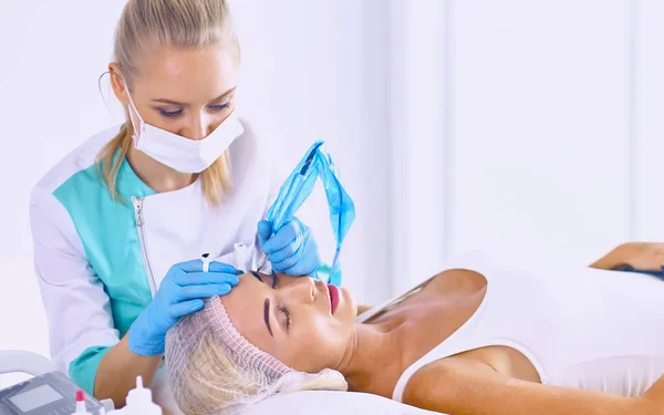 Vrouw krijgen injectie. schoonheid injecties en cosmetologie — Stockfoto
