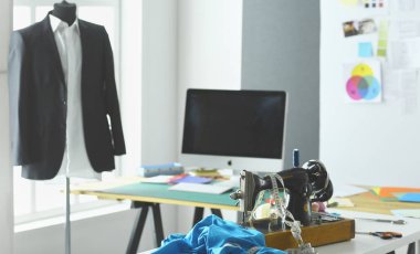 Giysi tasarımcısı masaüstünde Retro dikiş makinesi