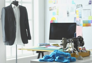 Giysi tasarımcısı masaüstünde Retro dikiş makinesi