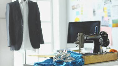 Giysi tasarımcısı masaüstünde Retro dikiş makinesi