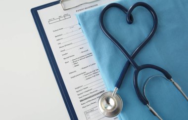 Bir kalp bir tıbbi üniforma, portre, seçici odak şekillendirme bir stetoskop