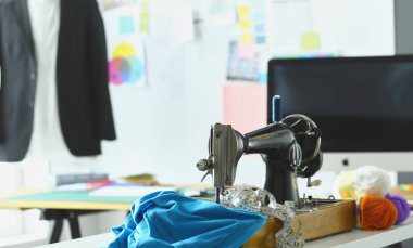 Giysi tasarımcısı masaüstünde Retro dikiş makinesi