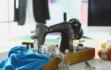Giysi tasarımcısı masaüstünde Retro dikiş makinesi