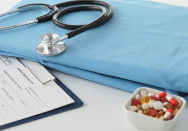 Bir kalp bir tıbbi üniforma, portre, seçici odak şekillendirme bir stetoskop