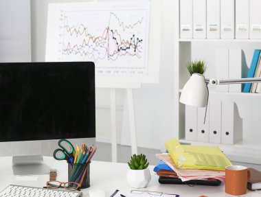 Çalışma alanı ile dizüstü dizüstü rahat çalışma tablosu ofis windows ve Şehir Manzaralı