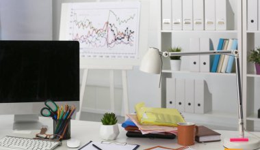 Çalışma alanı ile dizüstü dizüstü rahat çalışma tablosu ofis windows ve Şehir Manzaralı