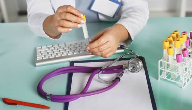 ofiste masasında doktor karısı