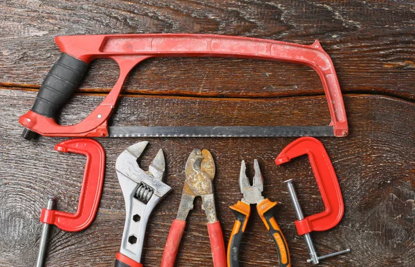 Atölye tezgah. Çeşitli el aletleri üstten görünüm, ahşap bir masaya kopyalama alanı