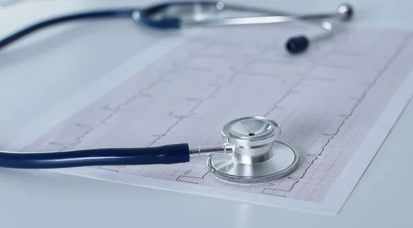 Lékaři pracovního prostoru pracovní stůl s pacienty vypouštění prázdné papírové podobě, lékařský předpis, stetoskop na stole — Stock fotografie