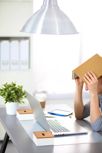 Jonge zakenvrouw werken op een laptop — Stockfoto