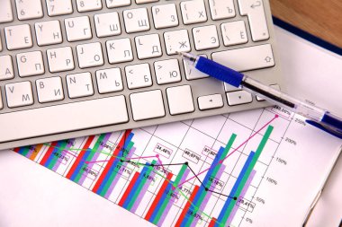 Ofis Masaları boş not defteri ve dizüstü bilgisayar ile 