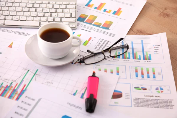 Finanz- und Geschäftsfarbdiagramme und Diagramme auf dem Tisch — Stockfoto